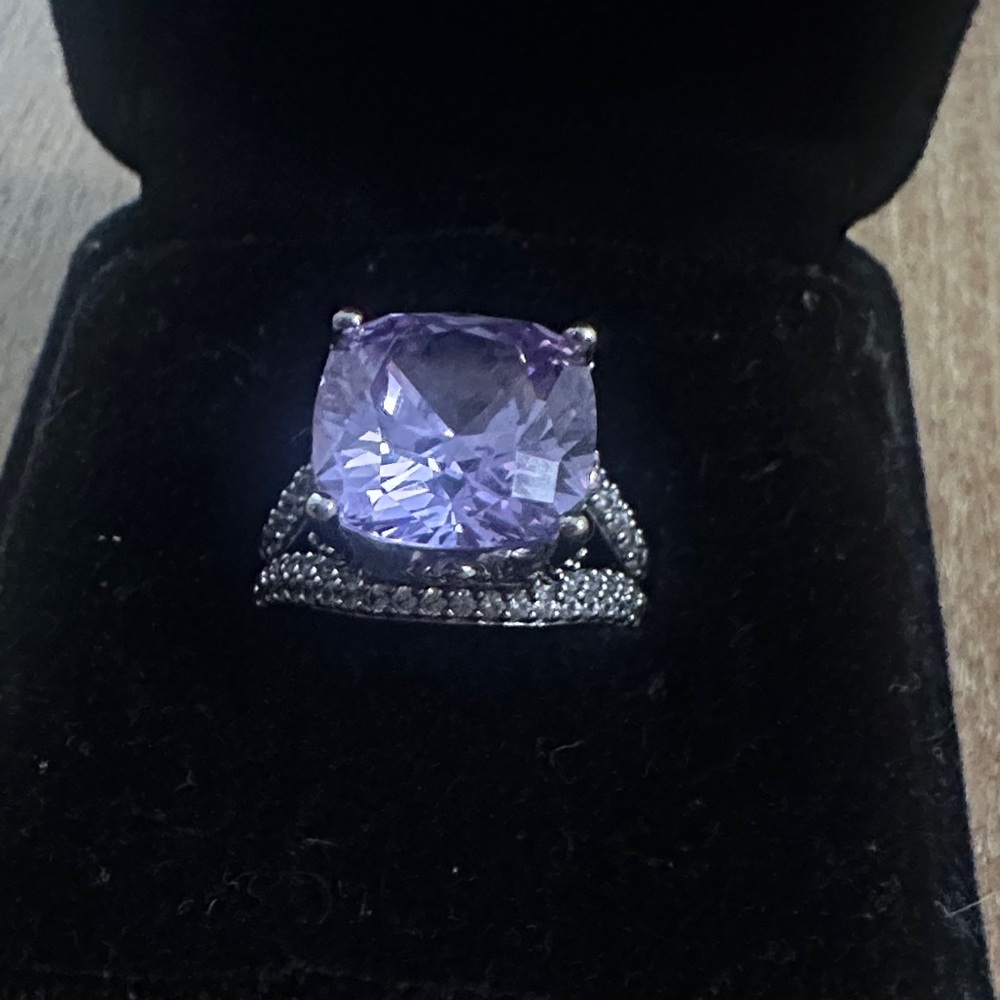 Elegant Silver and Purple Gemstone Ring - Picture 5 of 7